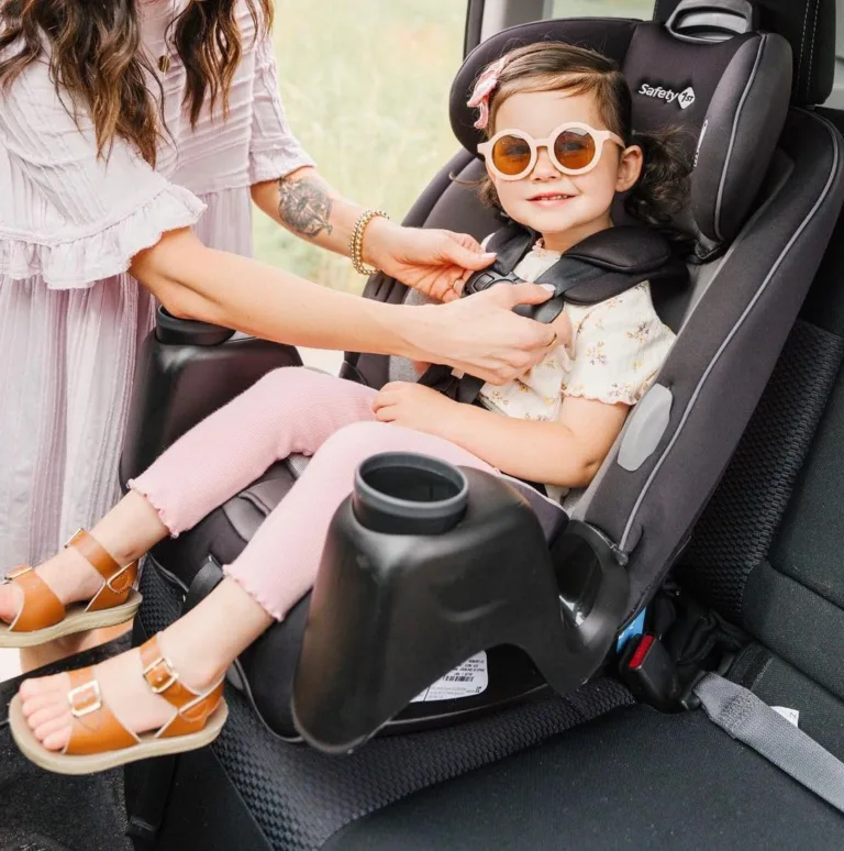 Transformative Car Seat for Parental Versatility